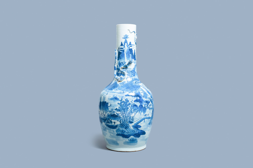 Un grand vase en porcelaine de Chine en bleu et blanc, 19&egrave;me