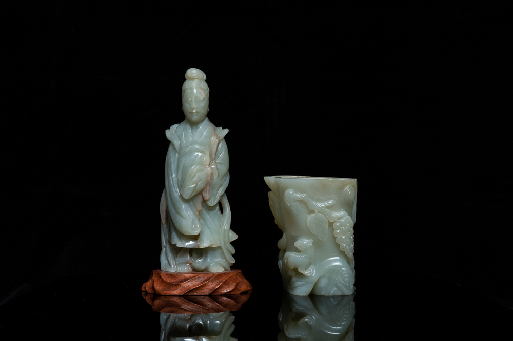 Un pot &agrave; pinceaux et une figure de Guanyin en jade sculpt&eacute;, Chine, Qing