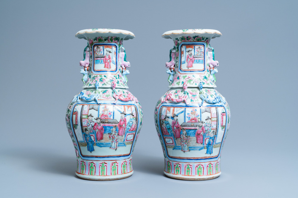 Een paar Chinese famille rose vazen met hofsc&egrave;nes, 19e eeuw