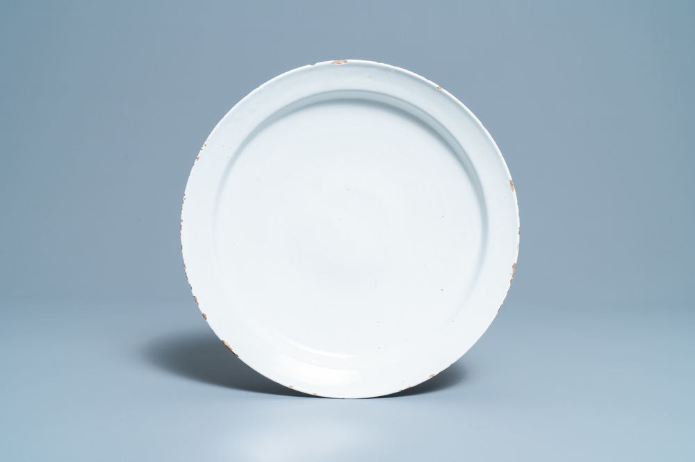 Een witte Delftse schotel, 18e eeuw
