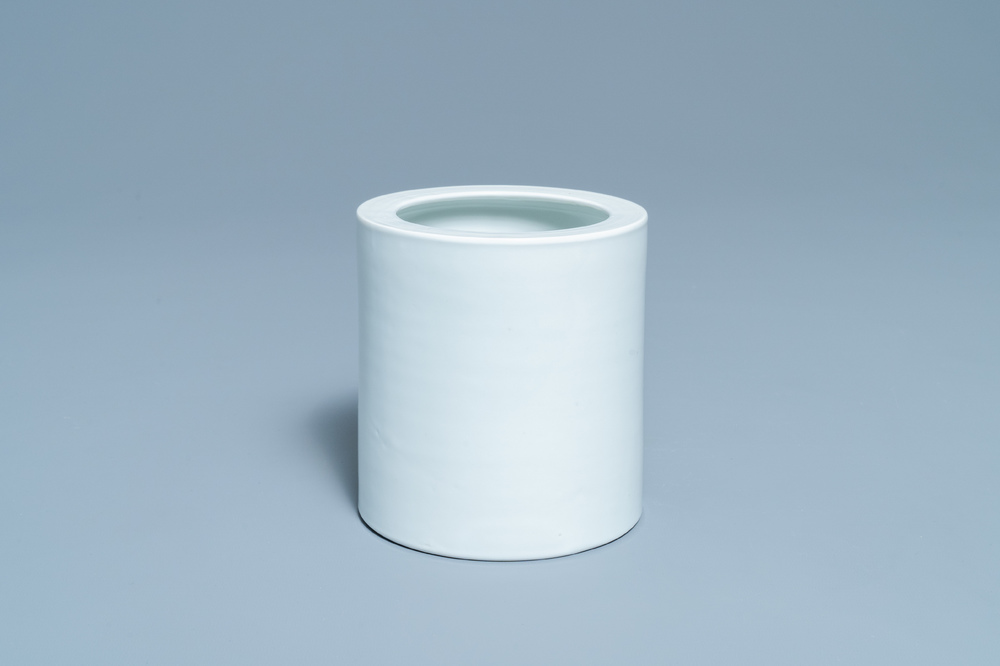 Een Chinese monochrome witte penselenbeker, 19/20e eeuw
