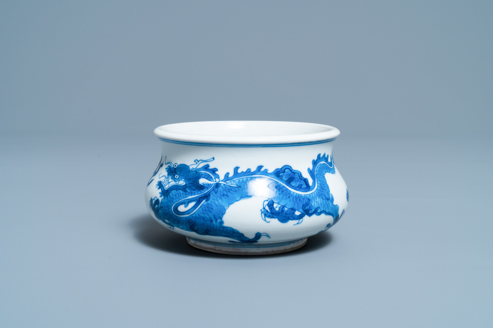 Un br&ucirc;le-parfum en porcelaine de Chine en bleu et blanc, Kangxi