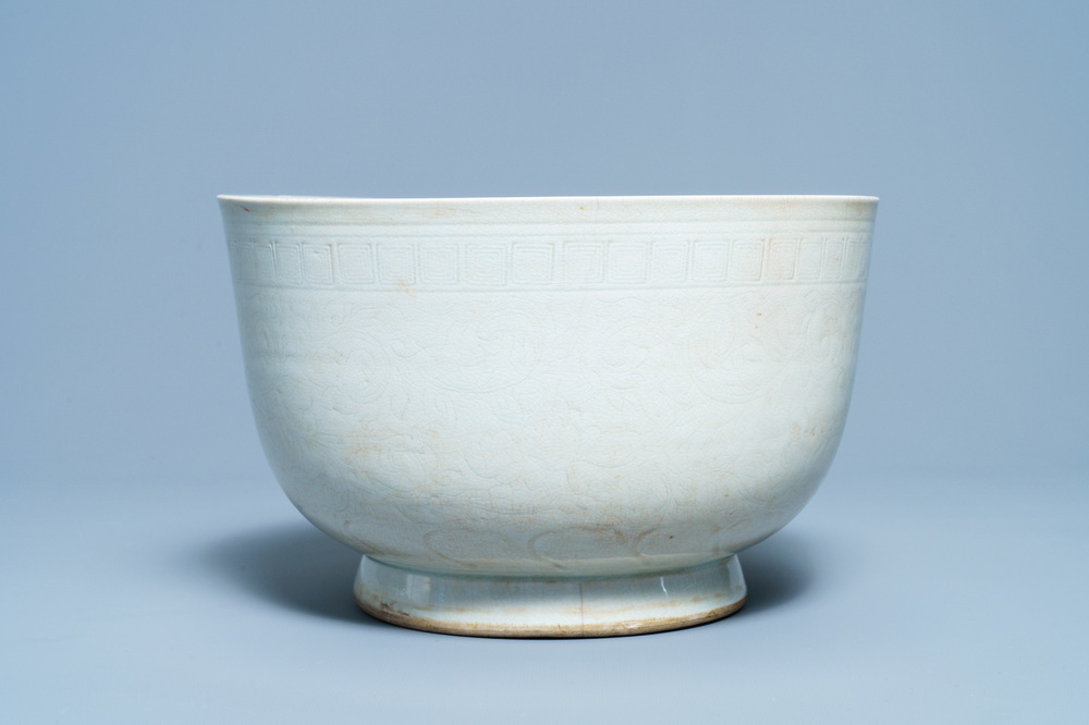Un grand bol en porcelaine de Chine de Dehua &agrave; d&eacute;cor incis&eacute;, Ming