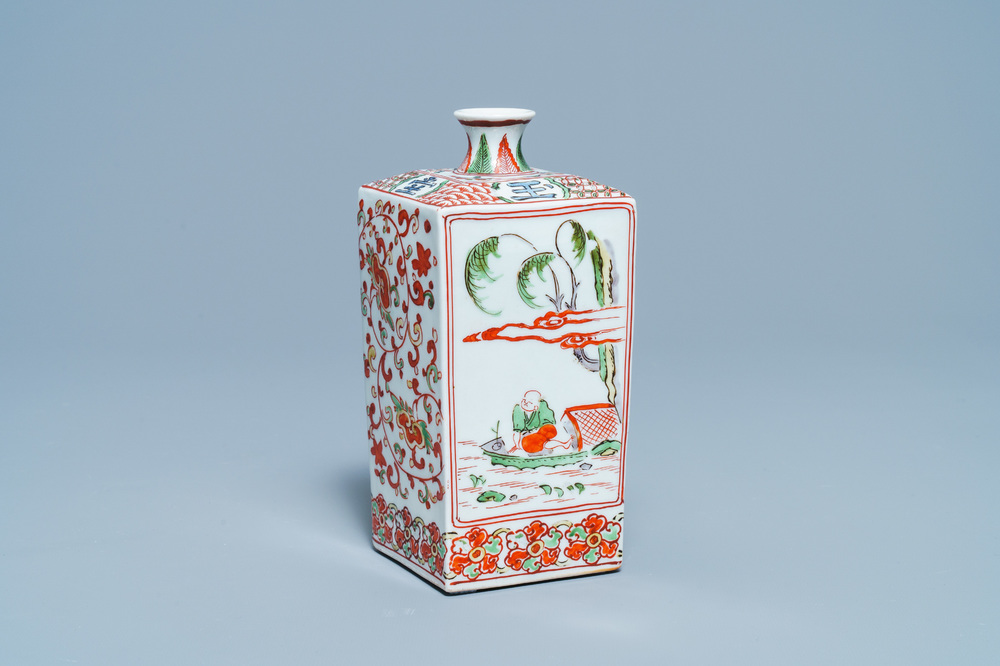 Une bouteille &agrave; sak&eacute; de forme carr&eacute;e en porcelaine Ko-Imari de Japon, Edo, 18&egrave;me