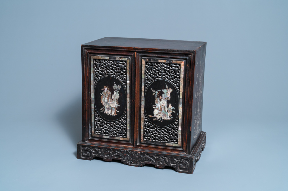 Un cabinet &agrave; deux portes en bois sculpt&eacute; incrust&eacute; de nacre, Chine ou Vietnam, 19&egrave;me