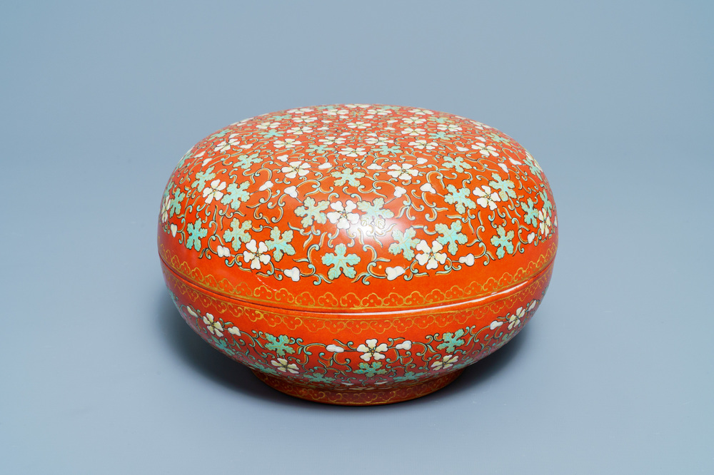 A Chinese iron red and gilt round box and cover, 20th C.