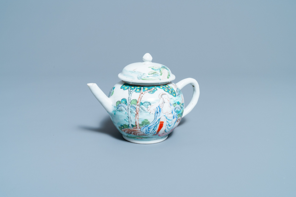 Een Chinese famille rose theepot met erotische voorstelling, Yongzheng