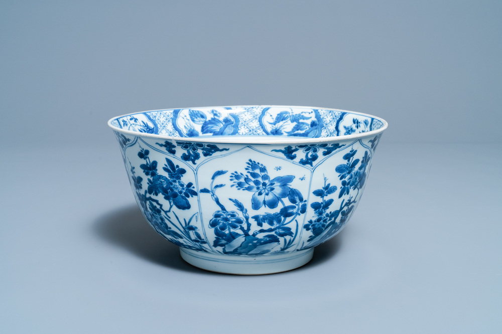 Een grote Chinese blauw-witte kom met florale vakverdeling, Kangxi