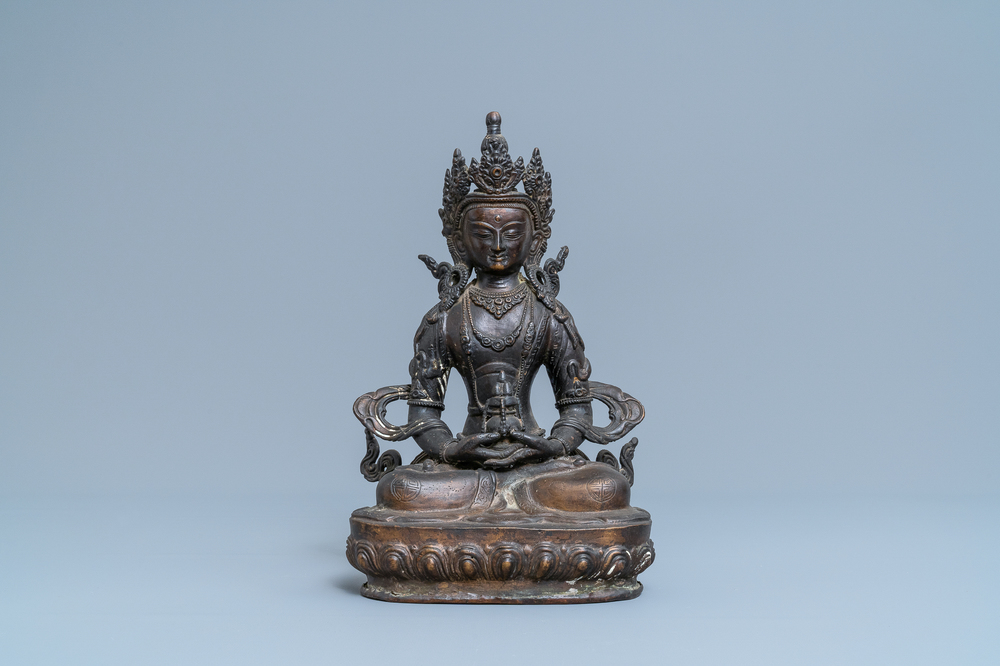Une figure de Bouddha Amitayus en bronze, Sino-Tibet, 19&egrave;me