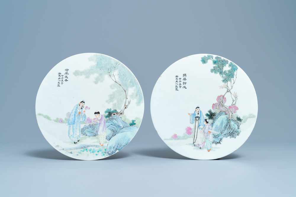 Twee ronde Chinese famille rose plaquettes, Republiek