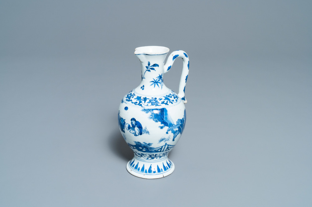 Une verseuse en porcelaine de Chine en bleu et blanc, &eacute;poque Transition