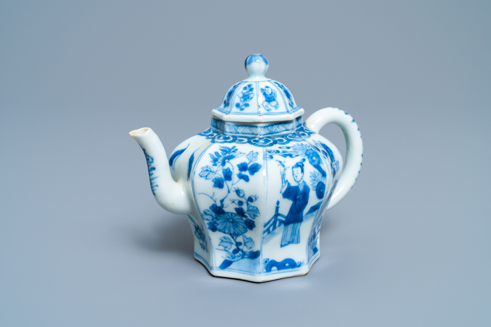 Une th&eacute;i&egrave;re couverte en porcelaine de Chine en bleu et blanc, Kangxi
