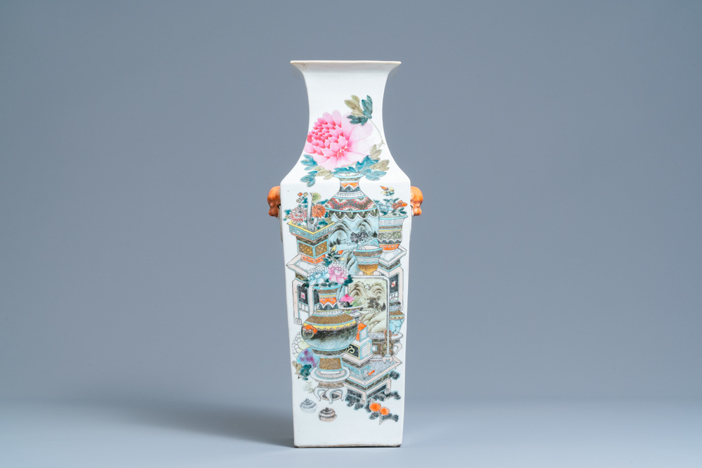 Een vierkante Chinese qianjiang cai vaas met antiquiteiten, 19e eeuw