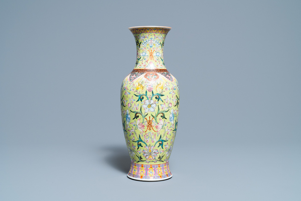 Een Chinese famille rose vaas met limoengroene fondkleur, Qianlong merk, Republiek