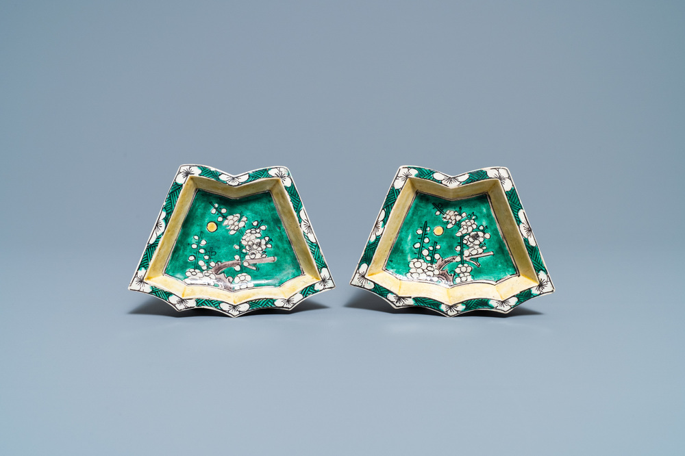 Een paar Chinese verte biscuit zoetvleesschaaltjes, Kangxi