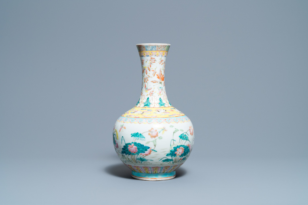 Een flesvormige Chinese famille rose vaas met eenden in een lotusvijver, 19e eeuw