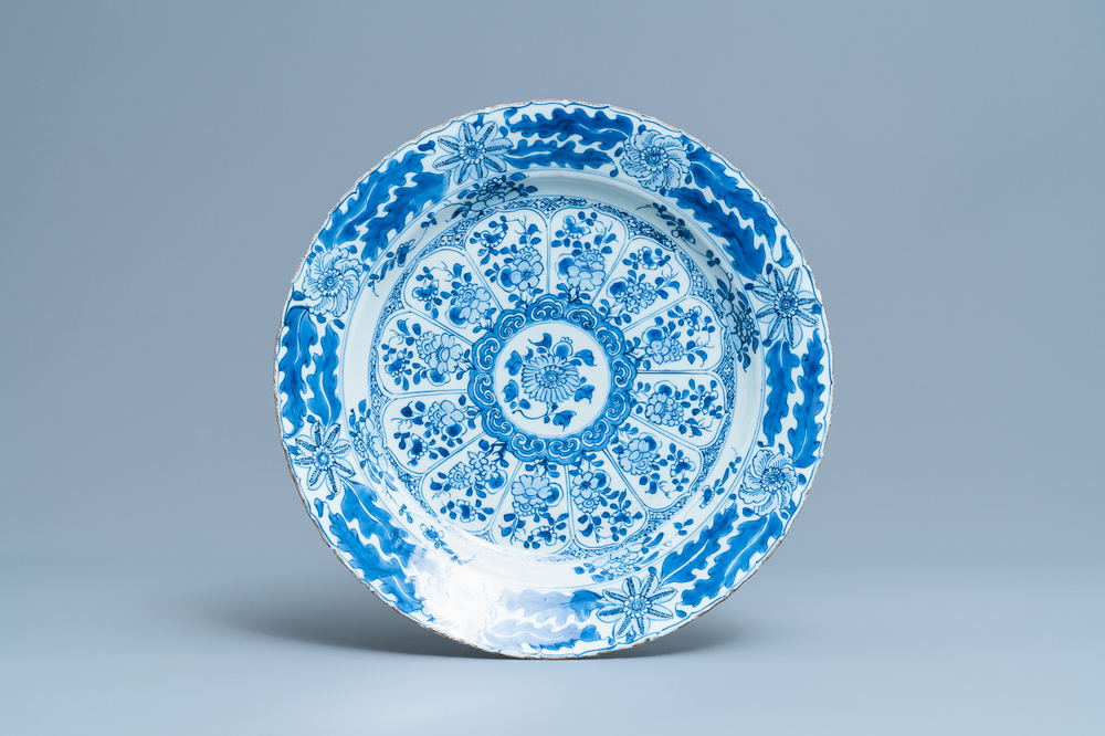 Een Chinese blauw-witte schotel met floraal decor, Kangxi