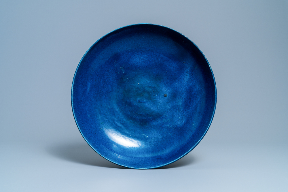Een grote Chinese monochrome blauwe schotel, Yongzheng