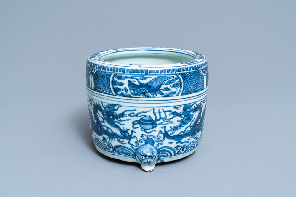 Un br&ucirc;le-parfum tripod en porcelaine de Chine en bleu et blanc, Ming