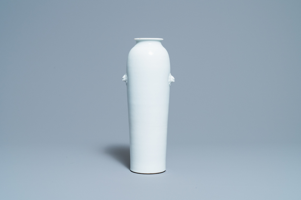 Een Chinese Dehua blanc de Chine vaas, Kangxi