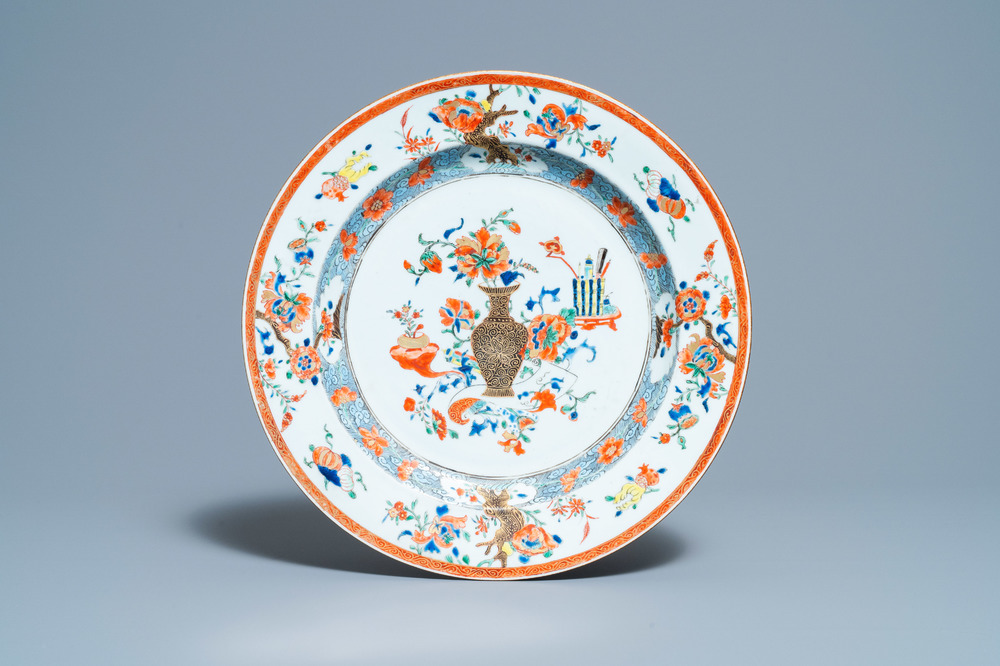 Een Chinese verte-Imari schotel met antiquiteiten, Yongzheng