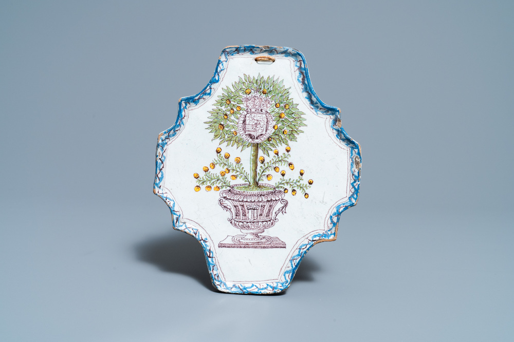 Een polychrome Delftse 'Oranjeboom' plaquette, 18e eeuw