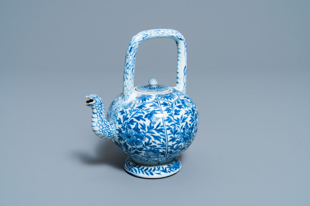Une th&eacute;i&egrave;re couverte en porcelaine de Chine en bleu et blanc, Kangxi
