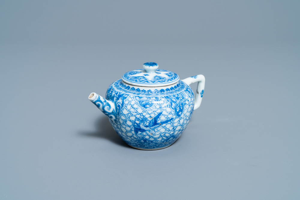 A Chinese blue and white teapot and cover, Kangxi