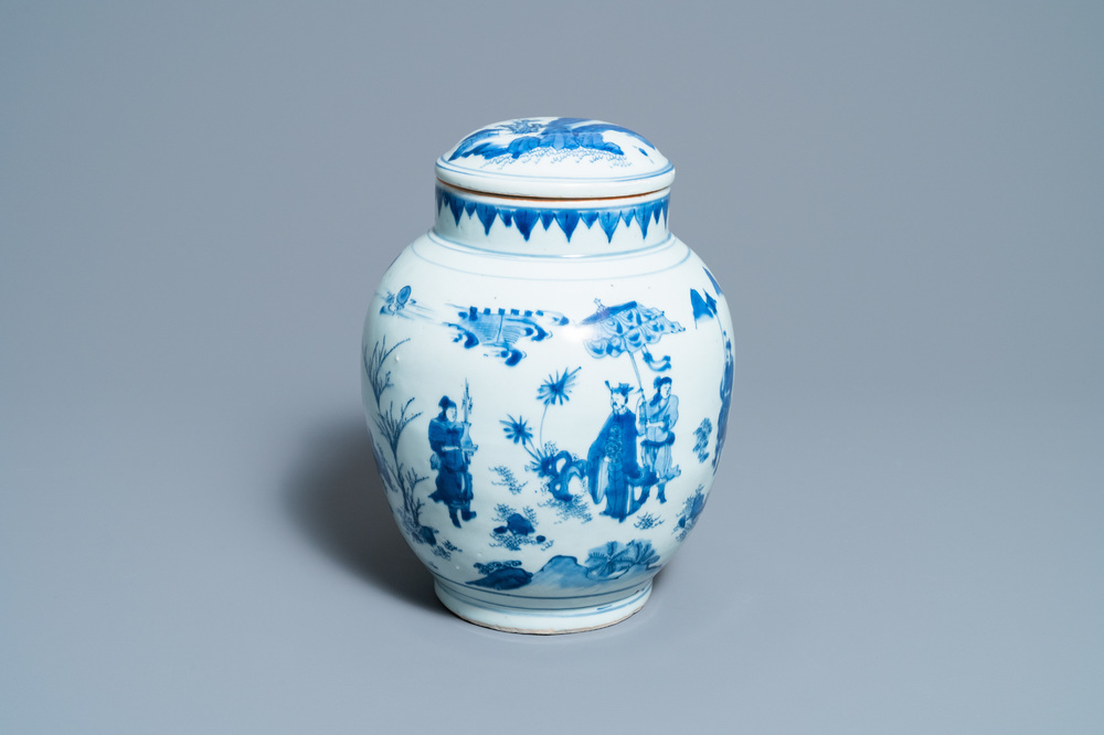 Un pot couvert en porcelaine de Chine en bleu et blanc &agrave; d&eacute;cor de figures dans un paysage, &eacute;poque Transition