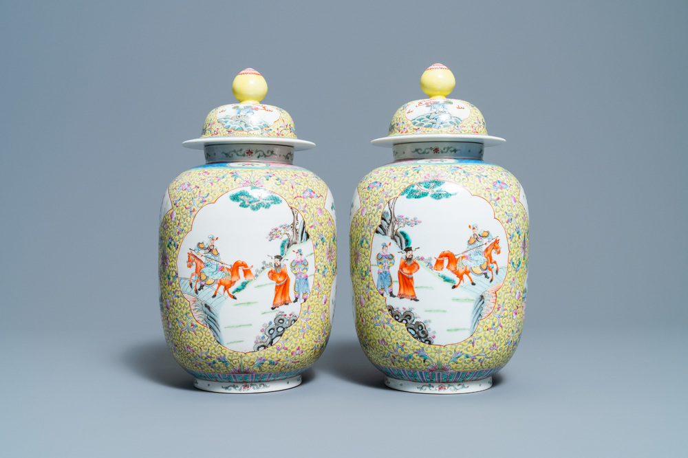 Een paar Chinese famille rose dekselvazen met gele fondkleur, Guangxu merk, Republiek