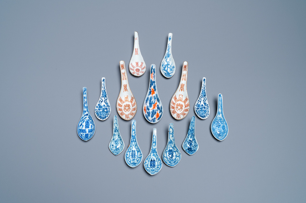 Veertien Chinese blauw-witte en ijzerrode lepels, Jiaqing, Daoguang en Tongzhi merk en periode en 20e eeuw