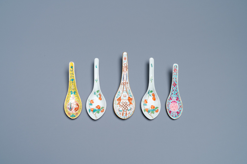 Vijf Chinese famille rose en polychrome lepels, Jiaqing en Daoguang merk en periode