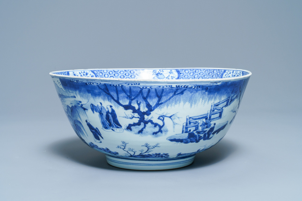 Een grote Chinese blauw-witte kom met figuren in een landschap, Kangxi