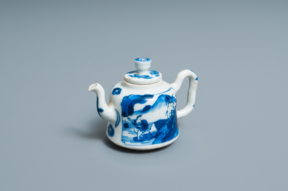 Een Chinese blauw-witte miniatuur theepot, Kangxi