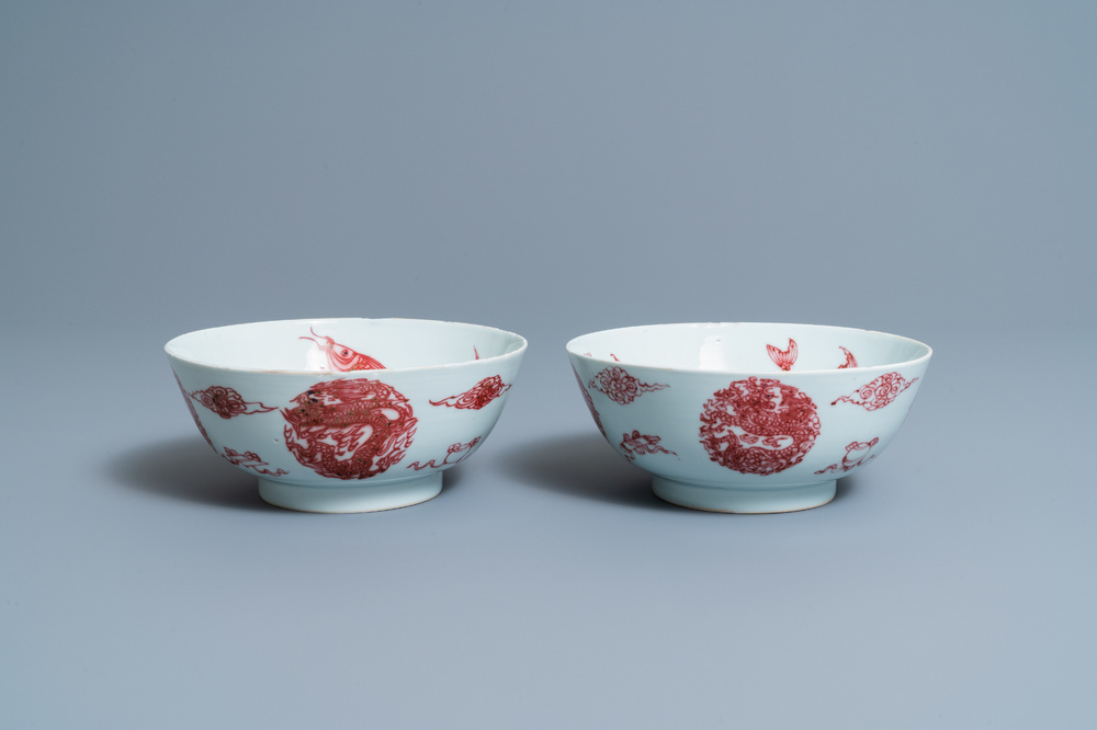 Een paar Chinese koperrode 'draken en karpers' kommen, Kangxi/Qianlong