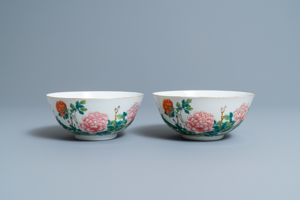 Een paar Chinese famille rose 'pioen' kommen, Guangxu merk en periode
