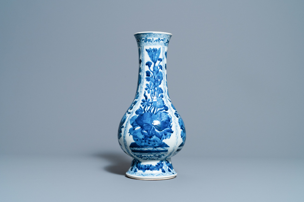 Een Chinese flesvormige blauw-witte vaas met floraal decor, Kangxi