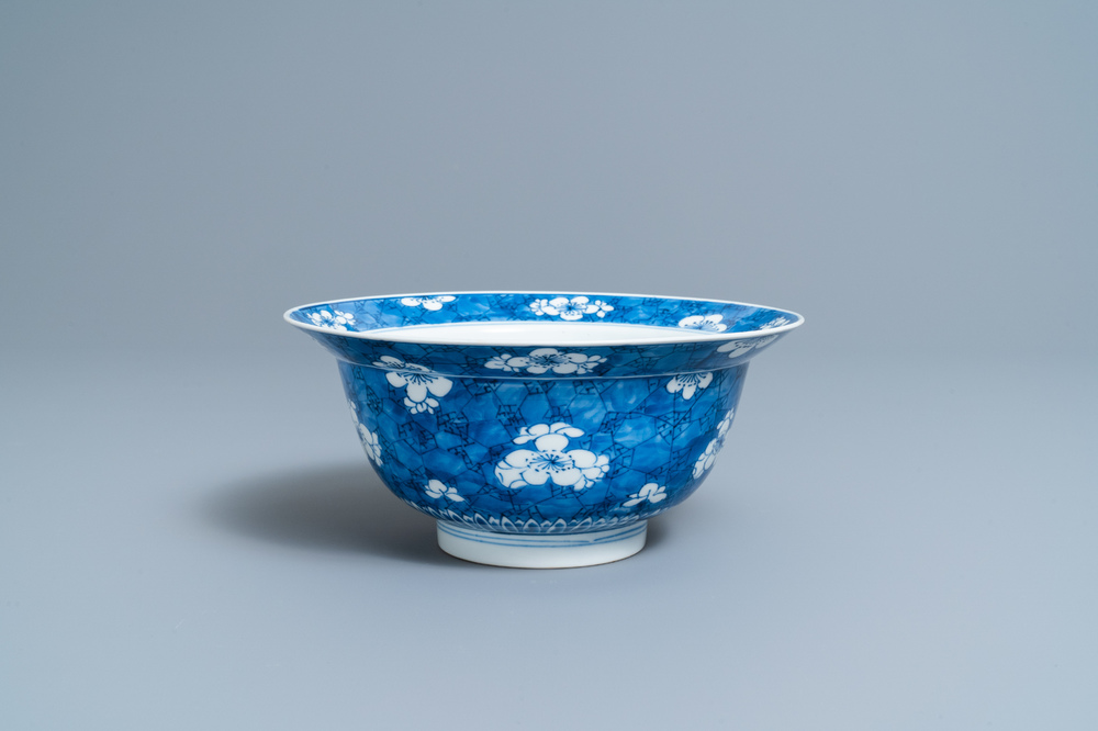 Een Chinese blauw-witte 'prunus op gebroken ijs' kom, Kangxi