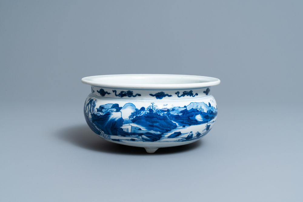 Un br&ucirc;le-parfum tripod en porcelaine de Chine en bleu et blanc, Kangxi