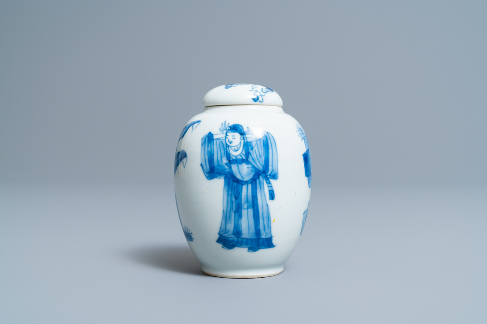 Een Chinese blauw-witte theebus met deksel, Kangxi