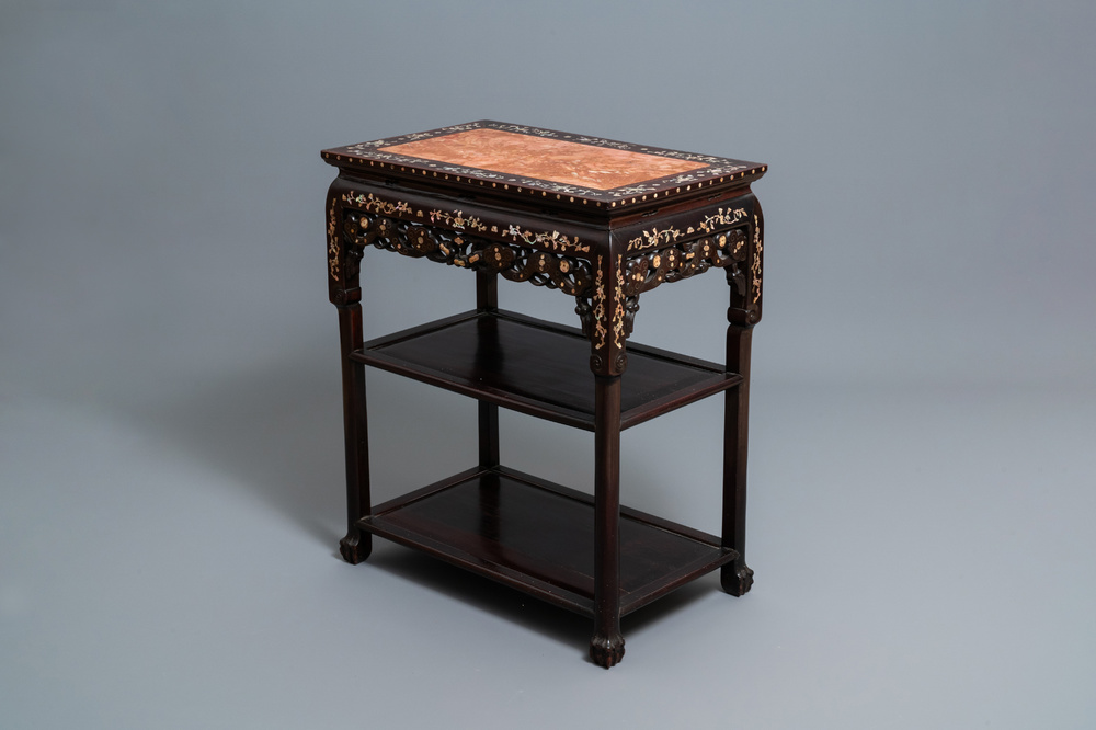Een Chinese met parelmoer ingelegde houten etag&egrave;re met marmeren bovenblad, 19e eeuw