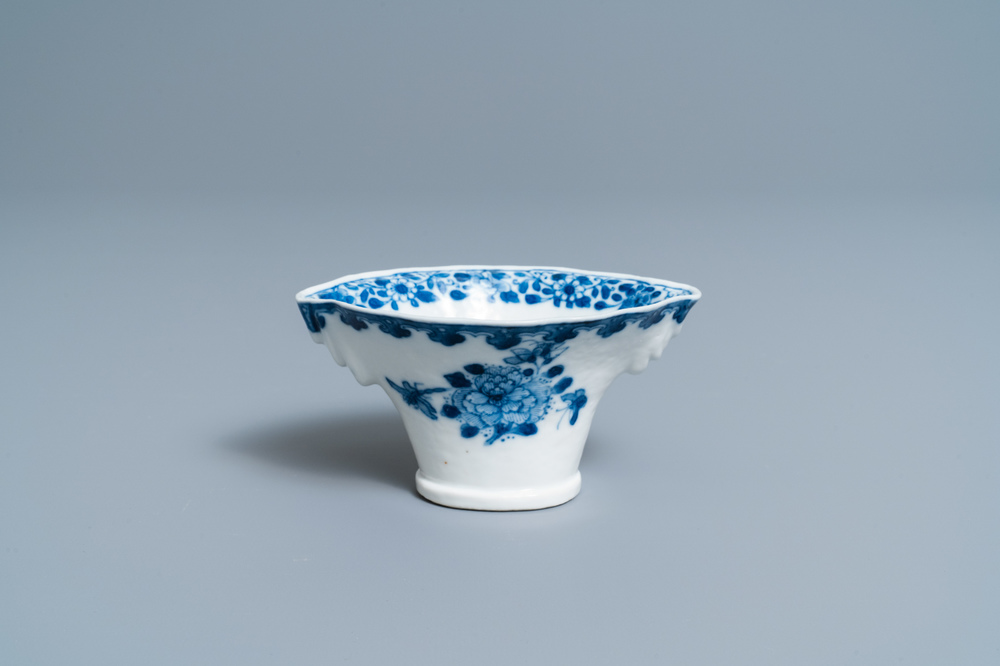 Een Chinese blauw-witte libation cup, Qianlong
