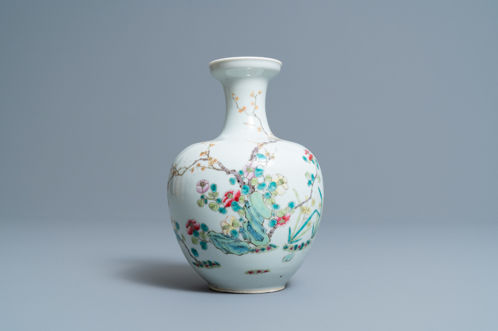 Een Chinese famille rose vaas met floraal decor, 19/20e eeuw
