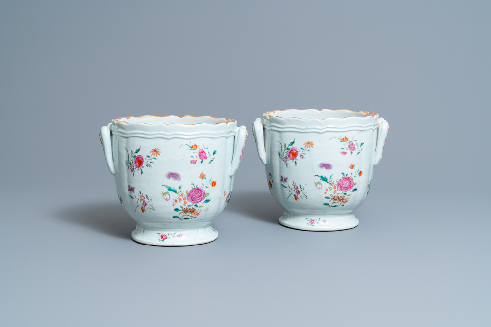 Een paar Chinese famille rose koelers met floraal decor, Qianlong