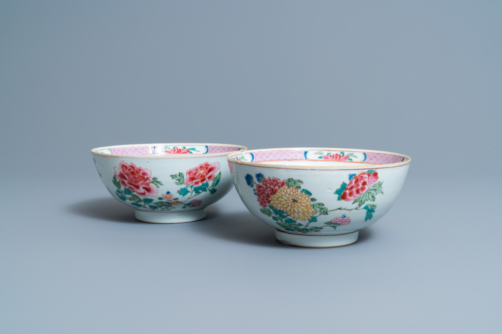 Een paar Chinese famille rose kommen met floraal decor, Yongzheng