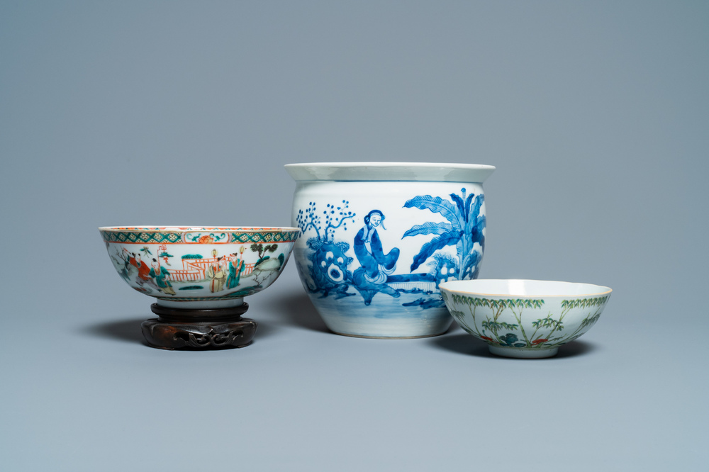 A Chinese blue and white jardini&egrave;re and two famille verte bowls, 19/20th C.