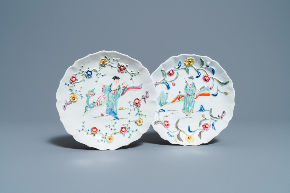 Een paar Chinese famille rose schotels met reli&euml;fdecor, Yongzheng