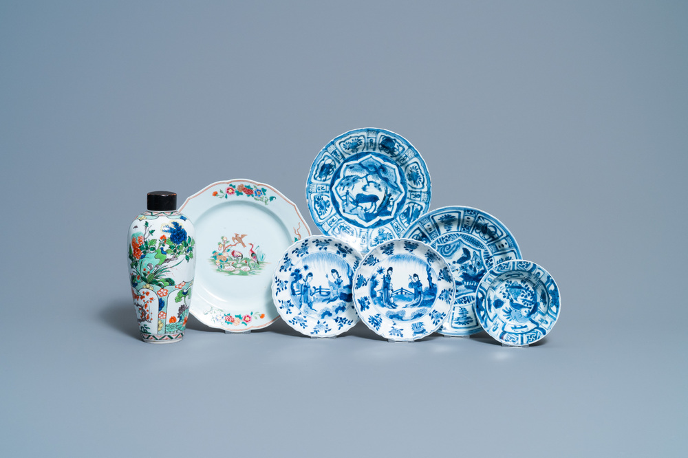 Five Chinese blue and white plates, a famille rose dish and a famille verte vase, Wanli and later