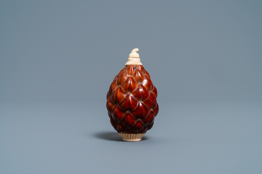 A Chinese pine cone and bone snuff bottle, 19/20th C.