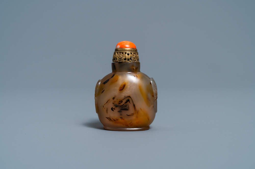 Une tabati&egrave;re en agate au couvercle en corail et cuivre dor&eacute;, Chine, 19&egrave;me